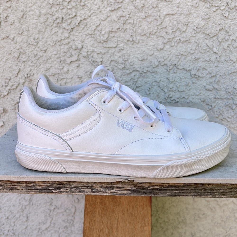 Vans Basic White Classic Staple Laced Sneaker Shoes Youth size 5